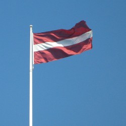 Знаме на Латвия за външни условия