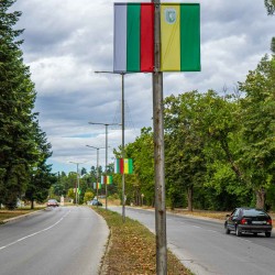 Стойка за стълб за две знамена