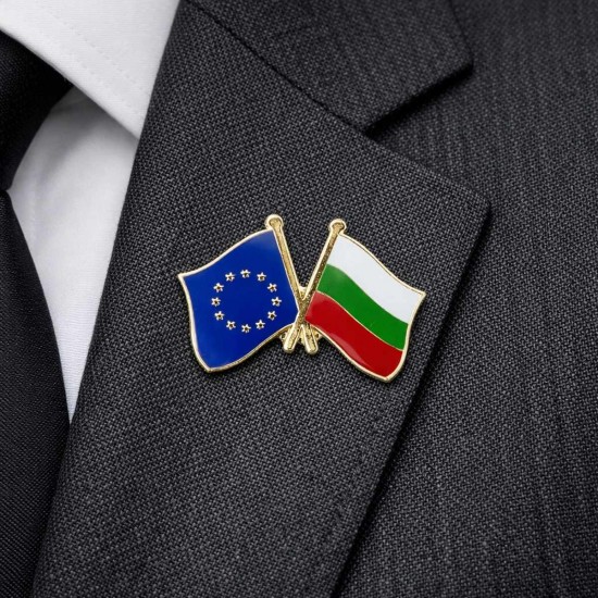 Значка с кръстосани знамена ЕС и България