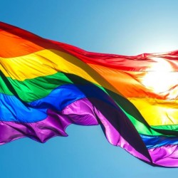 Знаме на ЛГБТ общността с цветовете на дъгата