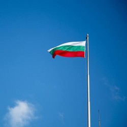 Дебелостенен алуминиев пилон за знаме с външно въже Дебелостенен алуминиев пилон за знаме с външно въже