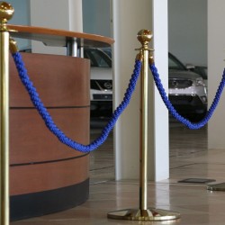 Комплект две златисти ограничителни колчета с едно усукано синьо въже