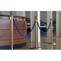 Комплект две златисти ограничителни колчета с едно усукано синьо въже