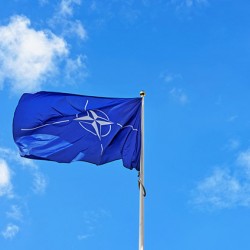 Знаме на НАТО за външни условия