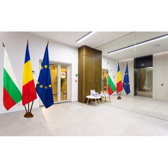 Луксозна дървена интериорна стойка за три знамена