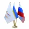 Златиста метална настолна стойка с три знамена