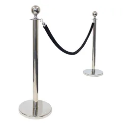 Комплект две сребристи ограничителни колчета с едно черно въже