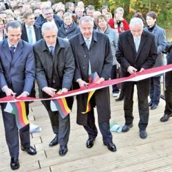 Трикольорна лента с ширина 9 см.