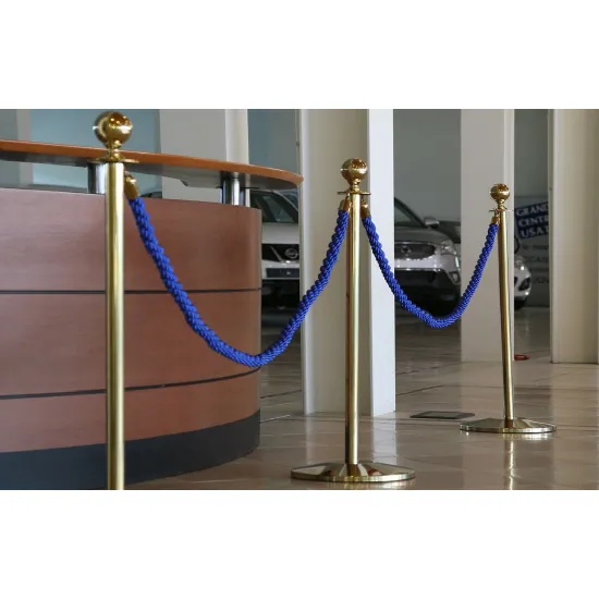 Комплект две златисти ограничителни колчета с едно усукано синьо въже